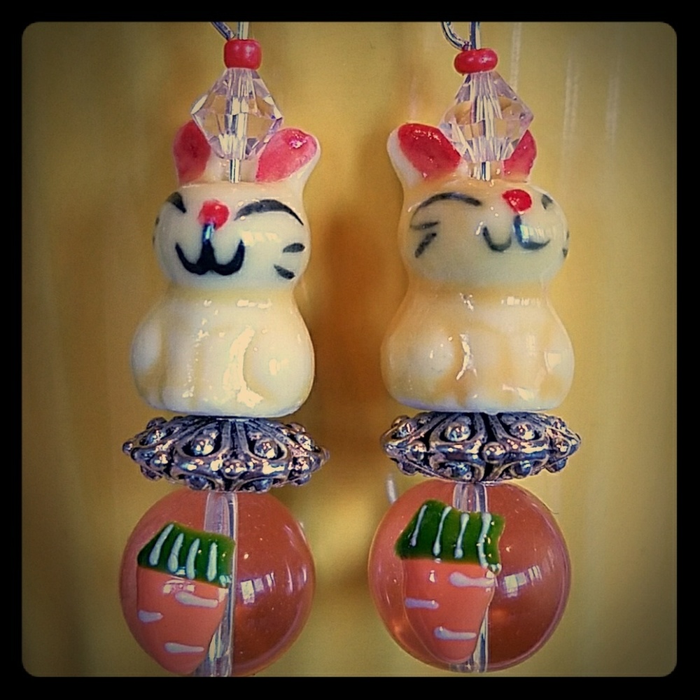 HANDCRAFTED PORCELAIN BUNNIES W/LAMPWORK CARROT EA